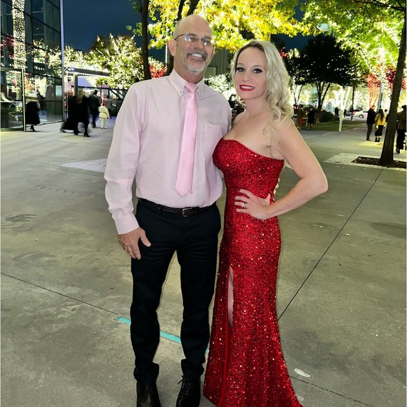 Meet your Posher, Nicole - Picture 3 of 4